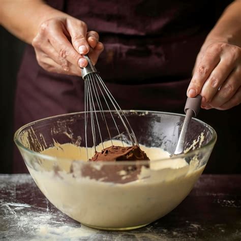 Mélange De La Pâte Pour Le Gâteau Au Chocolat Dans Un Bol Mains