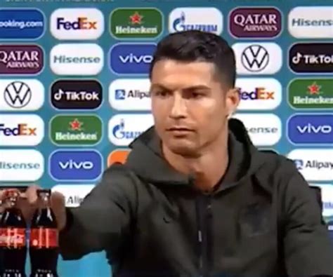 Cristiano Ronaldo Retira 2 Garrafas De Coca Cola Da Entrevista