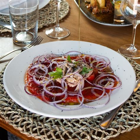 Ensalada De Ventresca De Bonito Del Norte Con Pimientos Asados Tomate