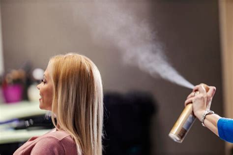 Mano De Un Peluquero Poniendo Spray Para El Cabello En El Cabello De Un