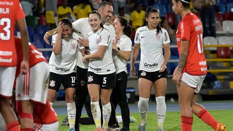 Corinthians bate Inter nos pênaltis e garante Dérbi na final da