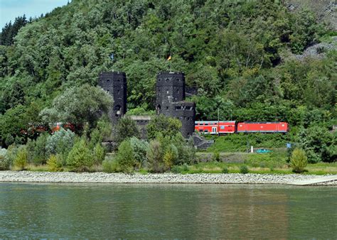 BR 143 RB mit Dostos rechtsrheinisch bei den Brückenpfeilern der