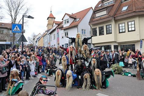 Faschingsumzug In Waiblingen Ausgelassene Stimmung Und Tausende