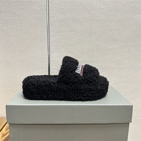 Тапочки Balenciaga купить на OZON по низкой цене (1571447396)