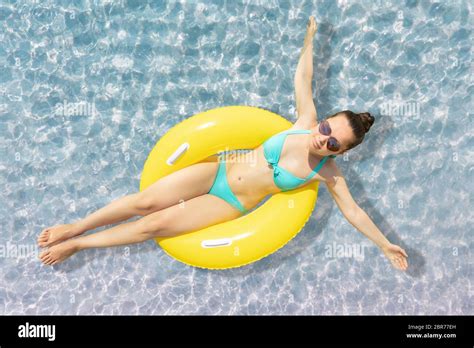 Frau im durchsichtigen bikini Fotos und Bildmaterial in hoher Auflösung Alamy