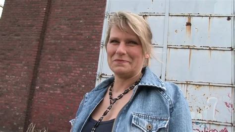 Une MILF à la chatte rasée samuse toute seule en se faisant filmer 2 xHamster