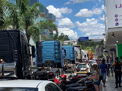 VÍDEO mostra homenagem de caminhoneiros a amigo morto em acidente em