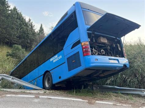 Montescaglioso Pullman Con Decine Di Studenti Finisce Fuori Strada 28