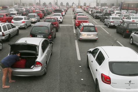 Motorista Enfrenta Congestionamento Rumo Ao Litoral De Sp