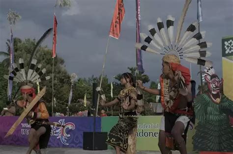 Perkenalkan Ritual Panen Padi Suku Dayak Festival Lom Plai Dorong