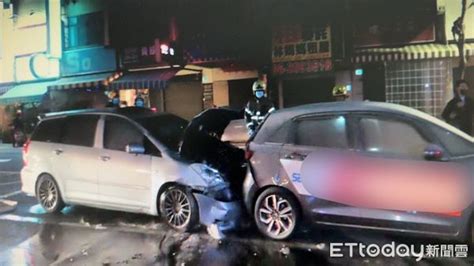 台南轎車追撞停等紅燈車輛冒煙起火 肇事駕駛頭昏送醫 Ettoday社會新聞 Ettoday新聞雲