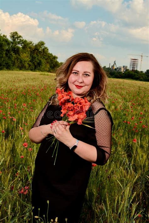 Mulher Feita Sob Medida Positiva Em Um Vestido Preto Em Um Campo Do