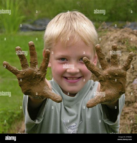 Kind Von Einer Grundschule Hat Einen Ofen Aus Brickearth Zeigt Seine