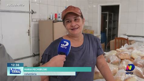 Voluntários de Major Vieira fazem pães para atingidos pela enchente no