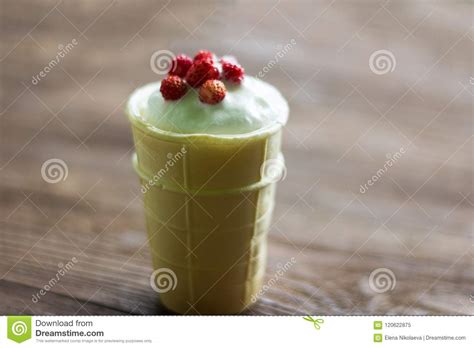 Gelado Branco Liso De Baunilha No Copo Do Waffle As Bagas Do