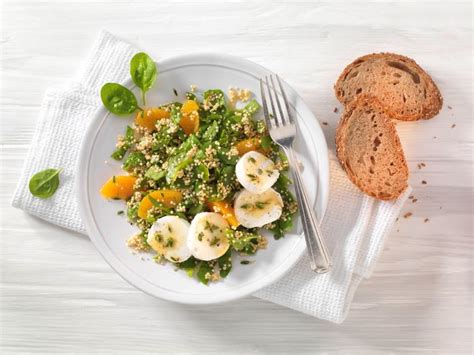 Spinat Salat mit Quinoa Orangendressing und Ziegenkäse Precon Rezepte