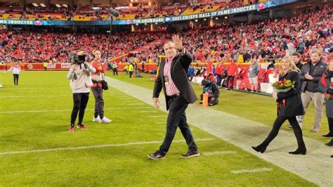 Tim Grunhard inducted into Chiefs Ring of Honor at halftime