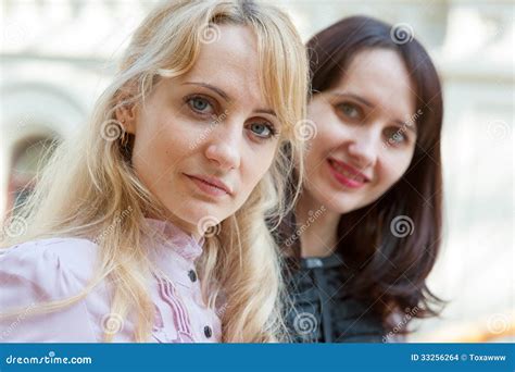 Portrait De Deux Femmes Photo Stock Image Du Brune Adulte 33256264