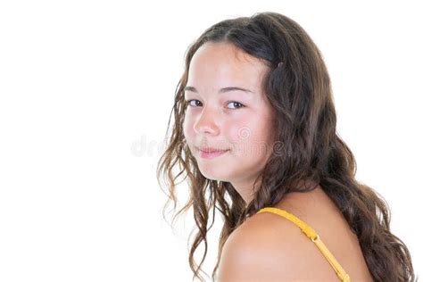 Portrait Von Jungen Mädchen Brunette Teenager Lockigen Haaren Lang Auf Weißem Hintergrund