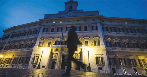 Anna Ciriani La Porno Prof Ripubblica Le Sue Foto Hot Per La Fiera Erotica Del Salento