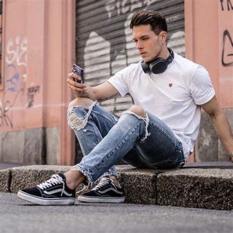 33 Best Men’s Outfits with Vans with Styling Tips