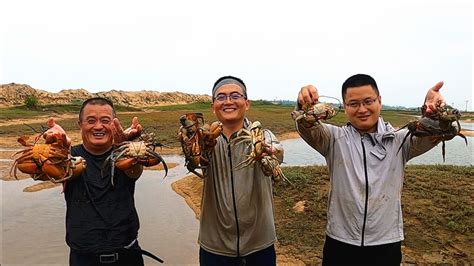 渔夫带老爸阿胖山去赶海，1斤级别大螃蟹抓到手软，直接爆桶了腾讯视频