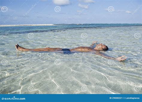 Equipaggi Il Galleggiamento In Acqua Sulla Spiaggia Immagine Stock