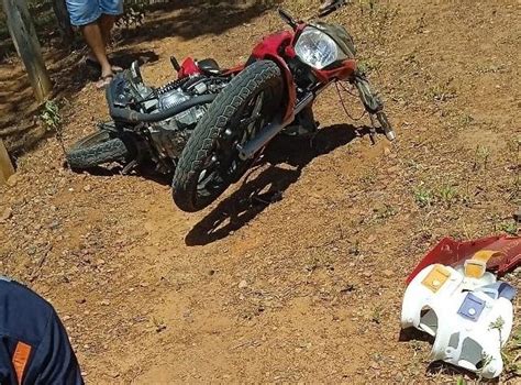 Motociclista fica ferido após acidente envolvendo viatura da Polícia