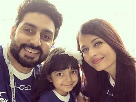 Aishwarya Rai Bachchan, Abhishek Bachchan and Aaradhya pose for the perfect family picture