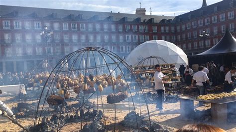 Francis Mallmann Conquistó La Plaza Mayor De Madrid Con Un Gran Asado Infobae