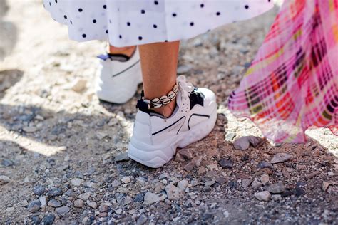 Met Deze Tips Krijg Jij Je Witte Schoenen Weer Helemaal Schoon