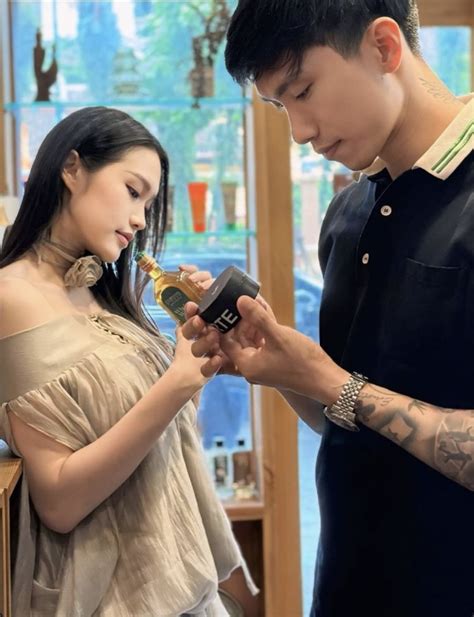 Hot mom Doãn Hải My và Đoàn Văn Hậu trốn con đi shopping