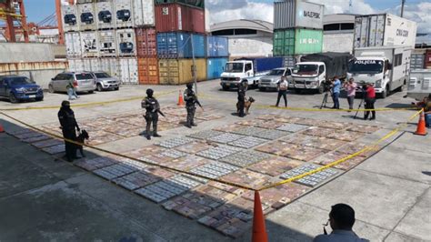 Polic A Decomisa Dos Toneladas De Coca Na En Guayaquil