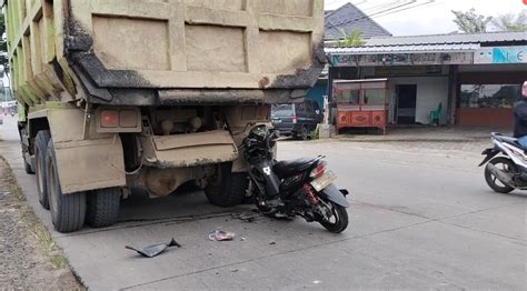 Diduga Mabuk Pengendara Motor Tabrak Truk Terparkir Sigermedia Com