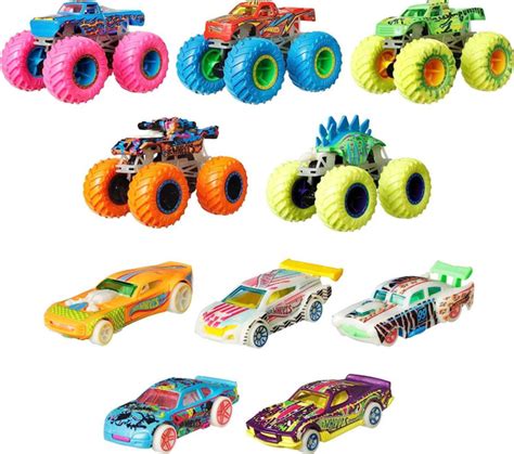 Набор светящихся в темноте автомобилей Hot Wheels Monster Trucks купить с доставкой по