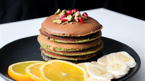 Desayuno rápido prepara estos ricos hot cakes de matcha en minutos usando solo tu licuadora