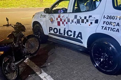 Jovem é preso pela Força Tática após ser flagrado circulando moto