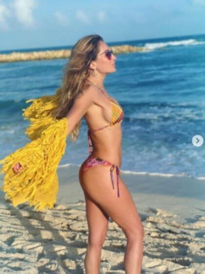 Geraldine Baz N En Bikini Y Lejos Del Esc Ndalo De Gabriel Soto Inici El Con Sus Hijas En
