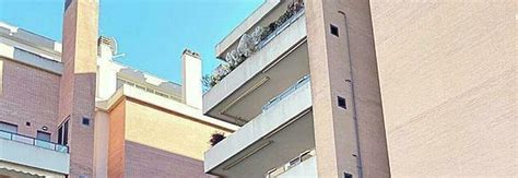 Roma Litiga Con La Ragazza E Si Arrampica Sul Balcone Per Far Pace