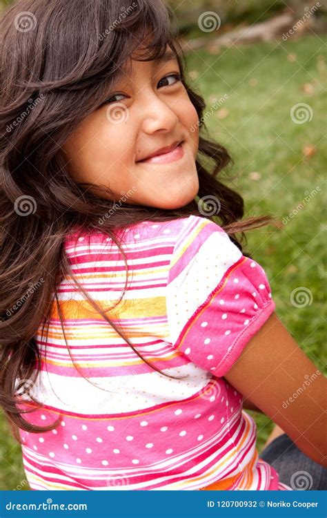 Sourire Mignon De Petite Fille Photo Stock Image Du Espiègle