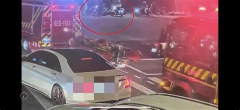 禮讓消防車先行反遭殃 2機車騎士追撞倒地