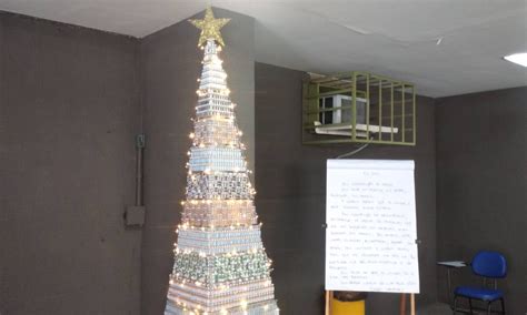 Rvore De Natal Montada Frascos Vazios De Vacina Em Posto De