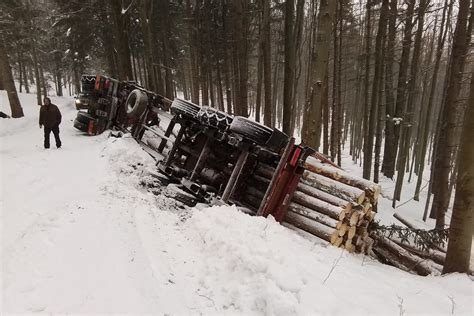 Auto V Potoce P Evr Cen Kamion I S N Kladem Velk Komplikace Po