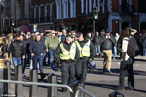 Met Police Surround Pubs And Order Hooligans Participating To The Pro