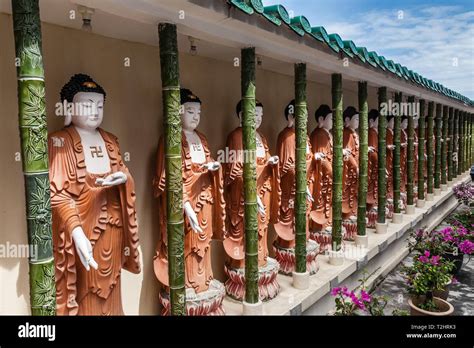 The Gallery Of The Buddha Statues In The Kek Lok Si Temple The Ornate