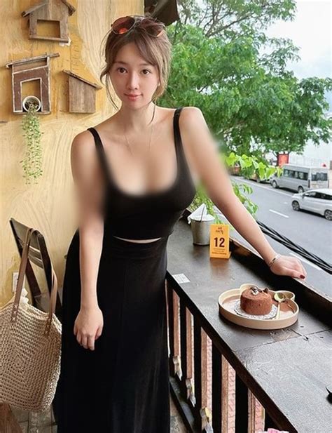 Hot girl ngực khủng mê mốt xẻ ngực sâu khoe dáng chữ S bốc lửa