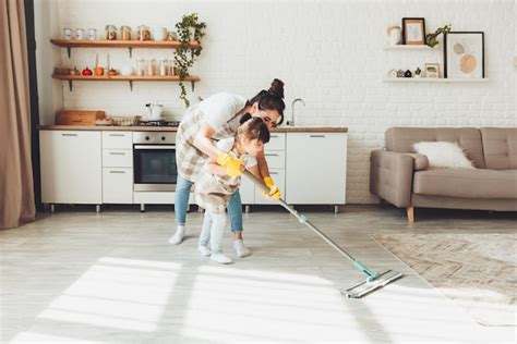 Una Peque A Hija Y Su Mam Limpian La Casa Un Ni O Lava El Piso De La