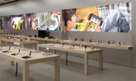 Apple Debuts New Banners In Retail Stores Showcases IPhone And IPad