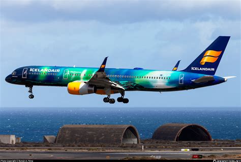 TF FIU Icelandair Boeing 757 256 WL Photo by Román A Pérez ID