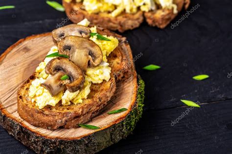 Tostadas De Trigo Integral Con Huevos Revueltos Con Champiñones Y